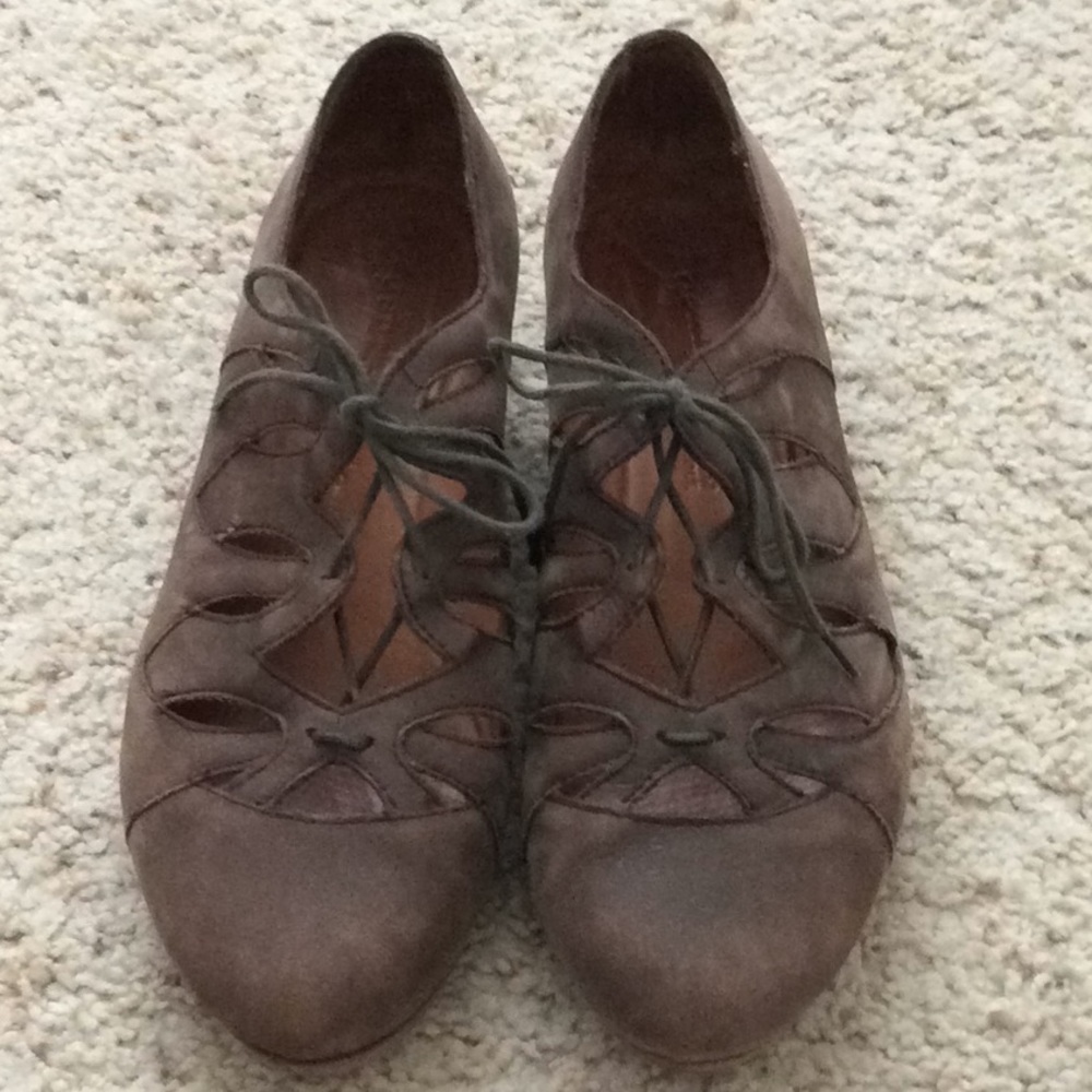 Gentle Souls by Kenneth Cole. Nye. Brown. Size 8.